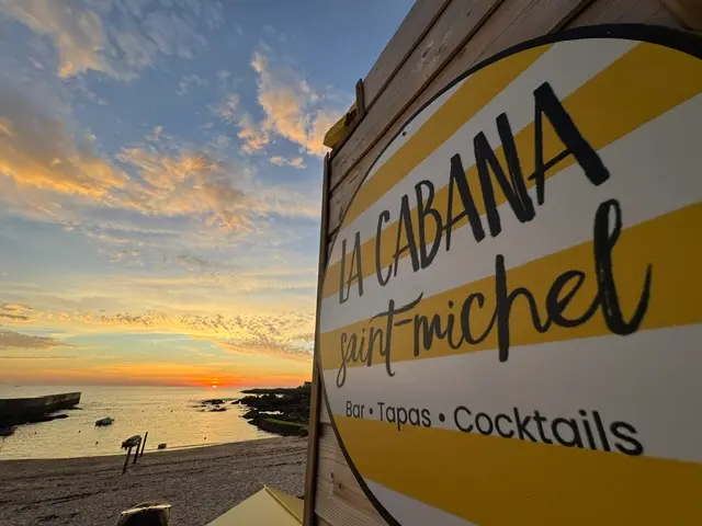 Le menu et les cabines jaunes de la plage