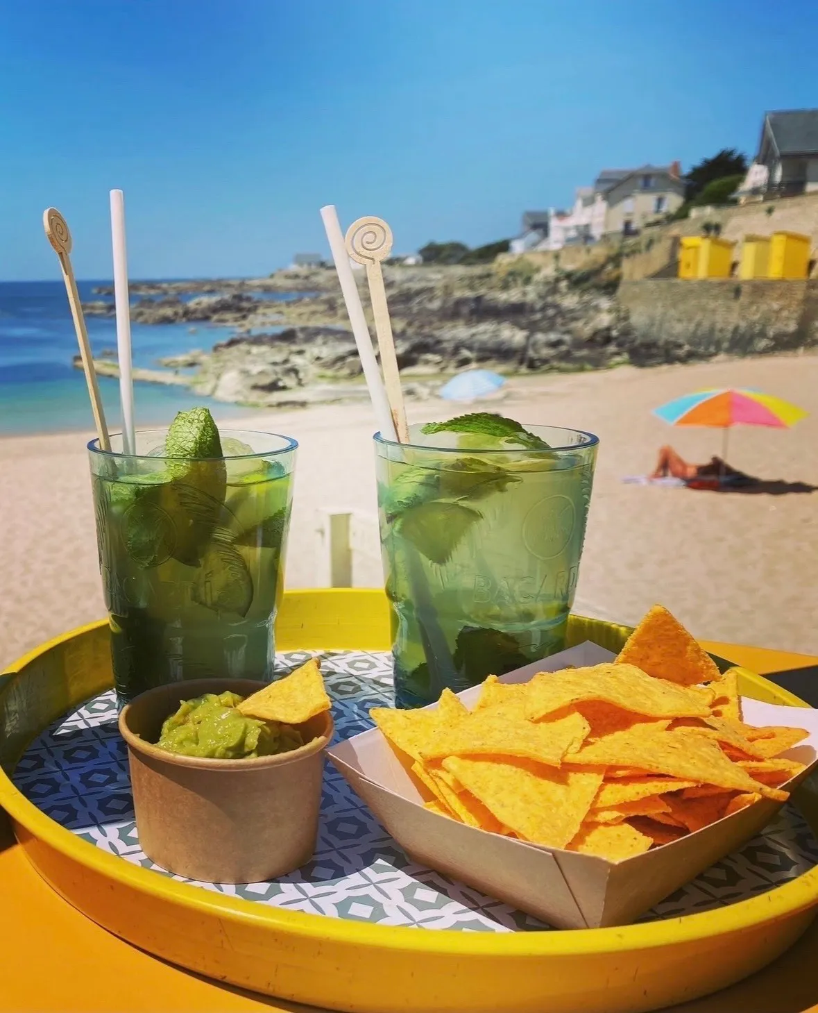 Mojitos et nachos face à la plage