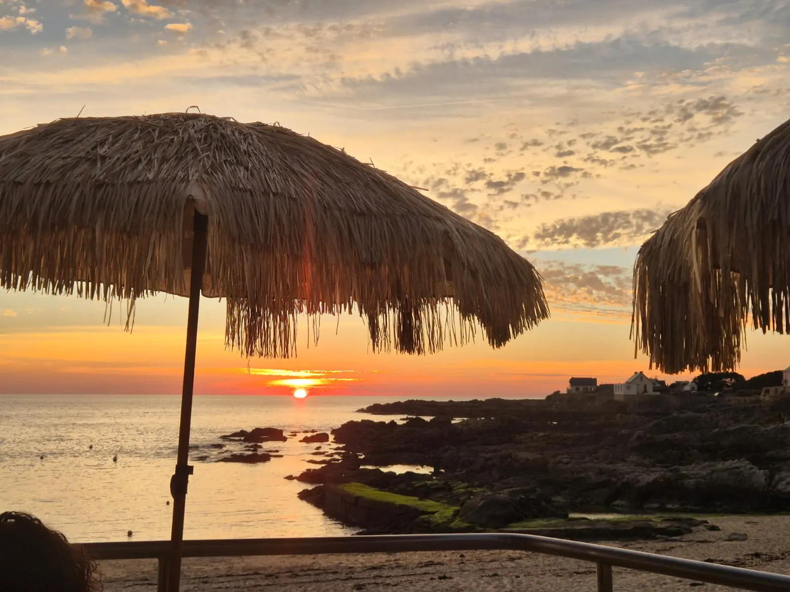 Parasols en paille au coucher du soleil